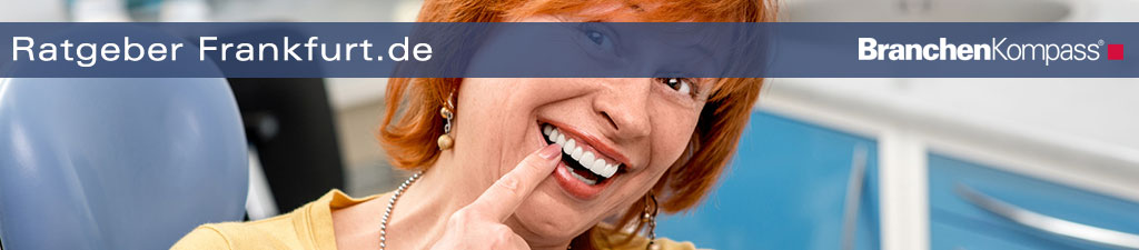 voller Stolz auf den neuen Zahnersatz in Frankfurter Zahnarztparxis