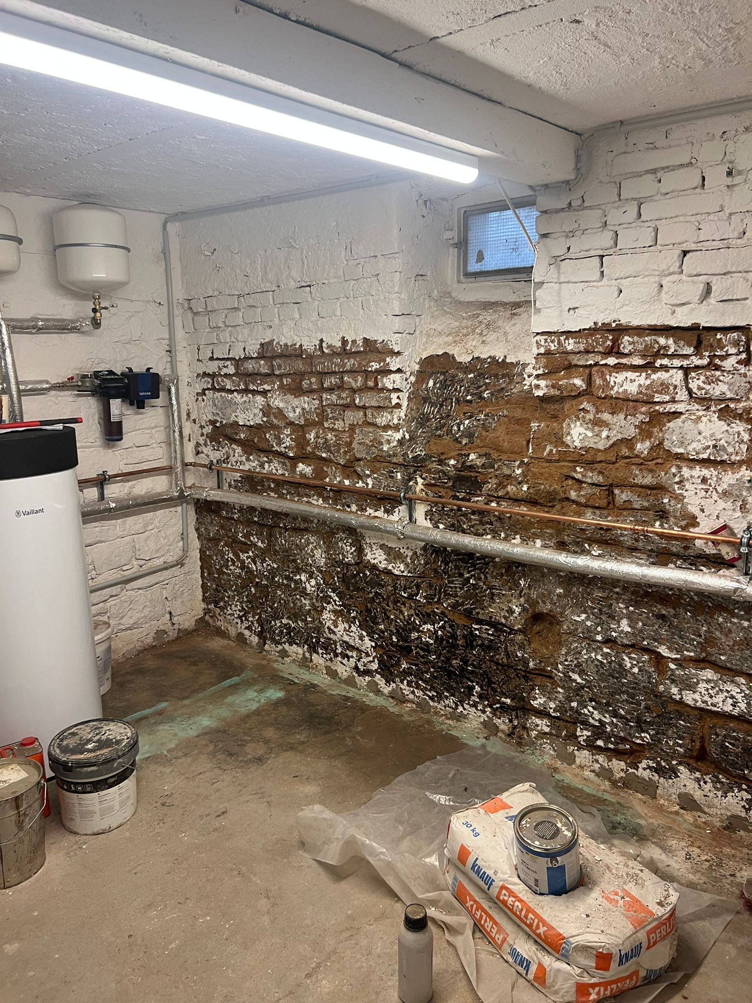 Sanierungsfachbetrieb MDS in Liederbach bearbeitet feuchte Kellermauer für Hausabdichtung in Frankfurt