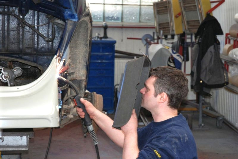 Arbeiten an einer Karosserie in Frankfurt