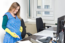 Schwangere Putzkraft im Büro, hier greift der Arbeitsschutz