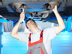 Fahrzeug auf der Hebebühne einer freien Werkstatt in Frankfurt