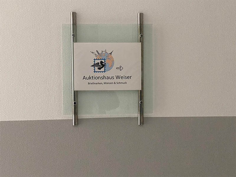 Wegweiser Schild zum Büro Auktionshauses BBA Therese Weiser Nachf. in Langen