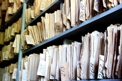 Verstaubte Dokumente in Papierarchiv