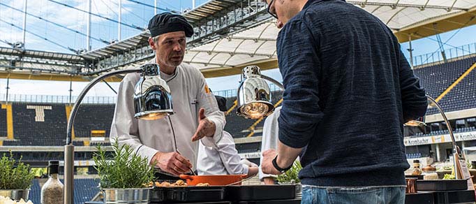 firmenevent-in-frankfurter-fussballstadion-foto-koch-beraet-gast-ueber-speisenauswahl