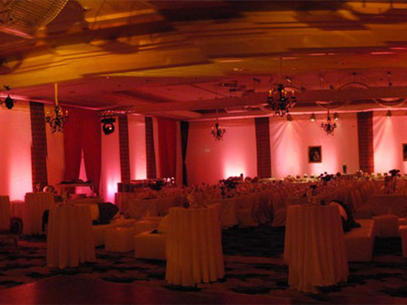 halloween-party-organisieren-in-frankfurt-foto-rotfarbene-dekoration-und-beleuchtung