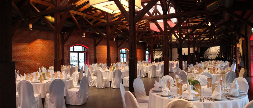 hochzeitsfeier-ausrichten-in-frankfurt-foto-festlich-geschmueckter-saal