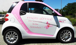 An die Karrosserie angepasste werbende Fahrzeugbeschriftung