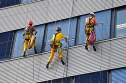 Industriekletterer reinigt Glasfassade eines Hochhauses