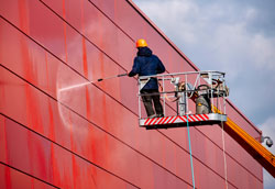 Kran hebt Reinigungspersonal zur Fassadenreinigung in Frankfurt
