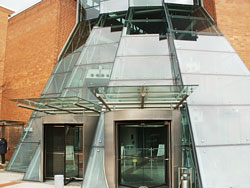 moderner verglaster Eingang mit Sicherheitsglas