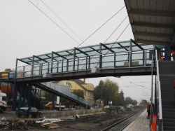 Glasbrücke über Bahngleise