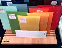 Glas hat viele Oberflächen und Farben. Glaserei Frankfurt für durchgefärbtes Glas