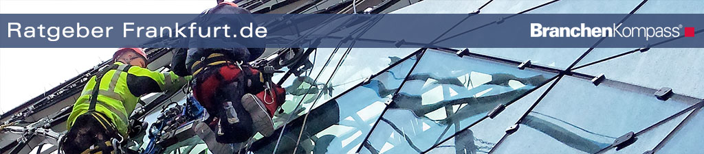 Hochkomplizierte Verglasungsarbeiten an einem Dach mit Krahn