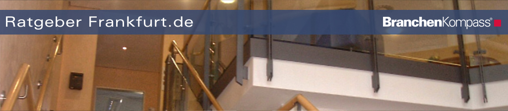 Treppenhaus mit transparentem Glasgeländer, stilvoll gestaltet, hell erleuchtet, Glasgeländer in Frankfurt.