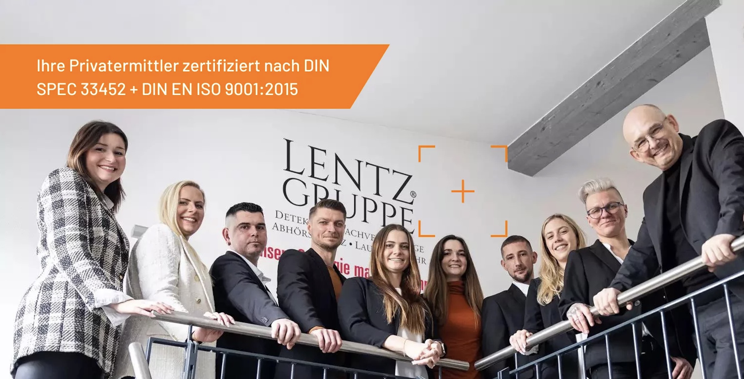 Team der Lentz Gruppe in Frankfurt für Observation bei Verdacht auf Homeoffice Betrug in Frankfurt steht auf Treppe, blickt freundlich in Kamera. 