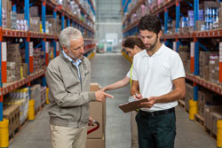 Besprechung zwischen Kunde und Logistikunternehmer im Logistiklager