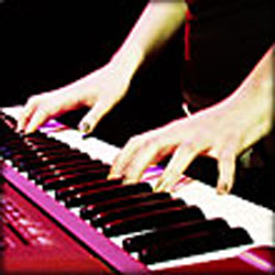 Klavierschüler beim Musikunterricht in Frankfurt