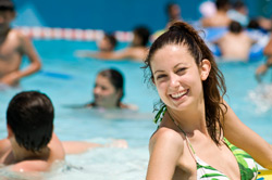 Junge Frau im Schwimmbad