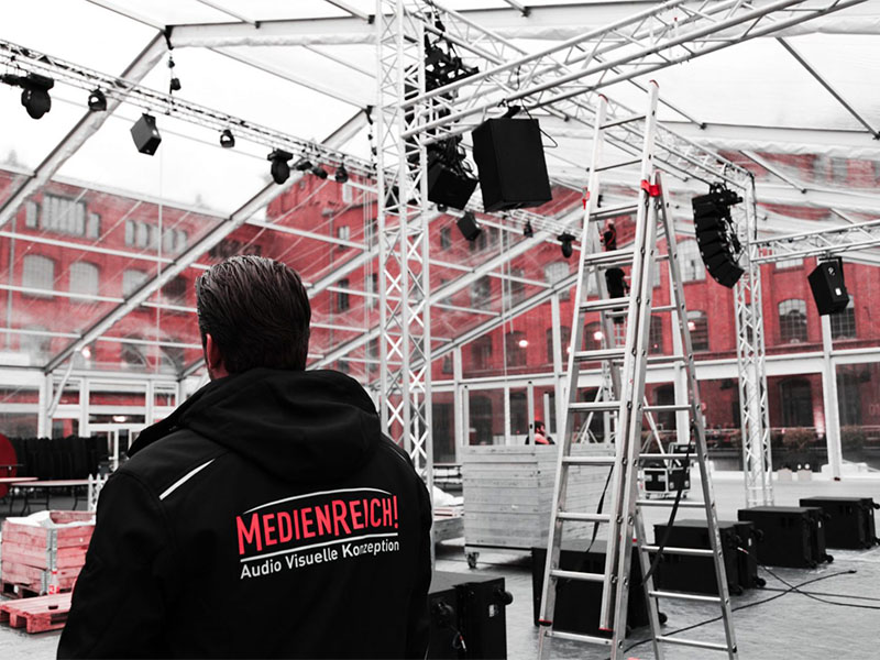 aufbau-von-technik-fuer-eine-veranstaltung-in-frankfurt-durch-mitarbeiter-der-firma-medienreich-in-frankfurt