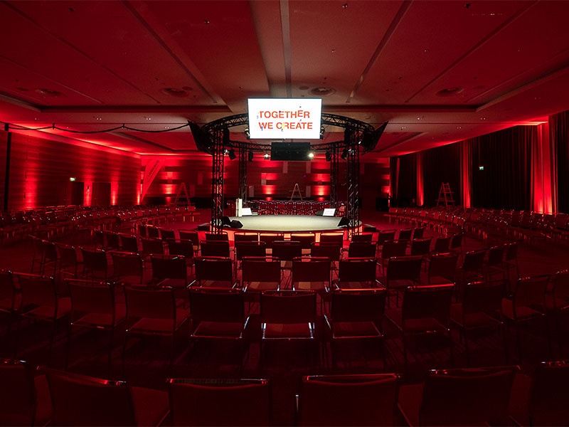 veranstaltung-in-frankfurt-organisieren-foto-bestuhlung-im-kreis-mit-roter-lichttechnik