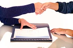 Vertragsabschluss mit Handschlag