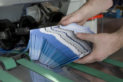 Gedruckte Flyer werden in Druckerei gesammelt